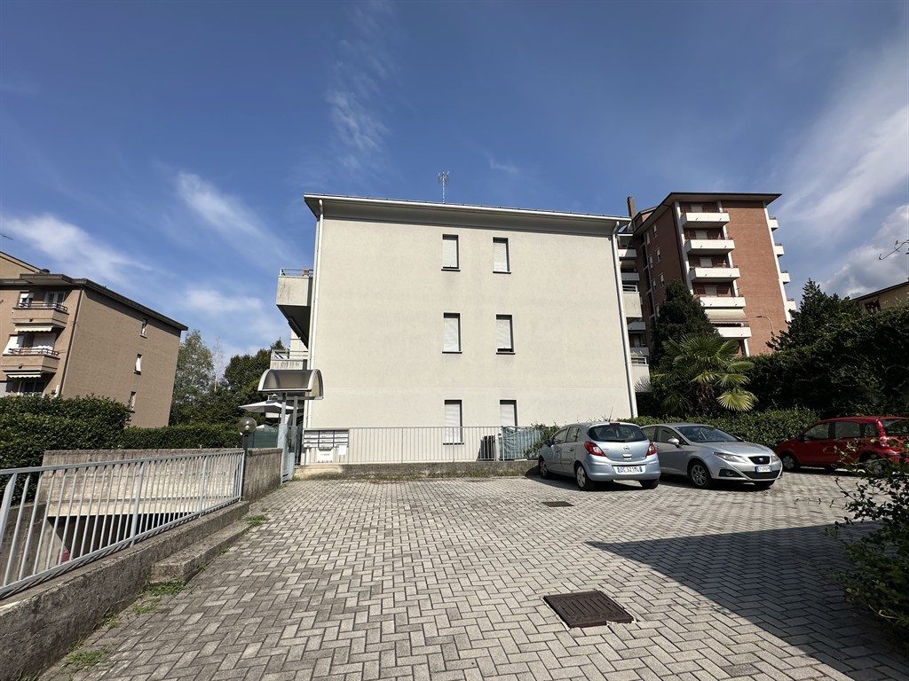 BILOCALE CON CORTILE A LECCO Belledo
