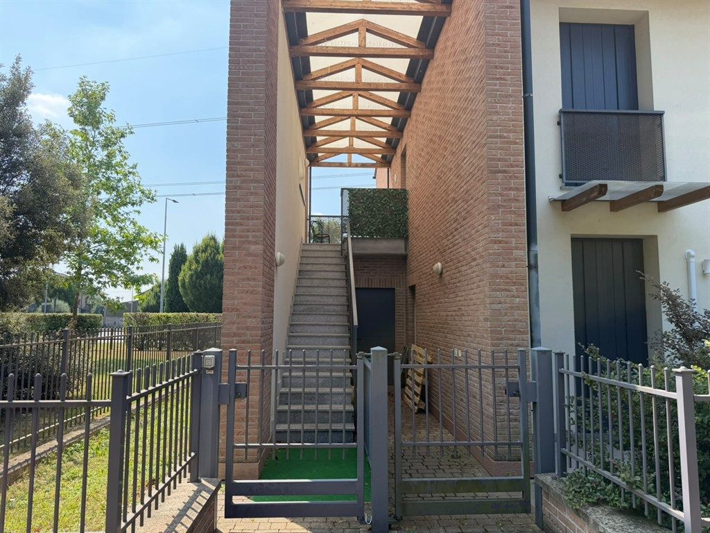 BILOCALE ARREDATO CON TERRAZZO A MADONE