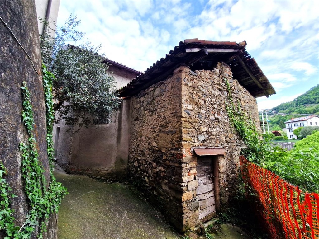 CASA INDIPENDENTE DA RISTRUTTURARE A CALOLZIO Lorentino