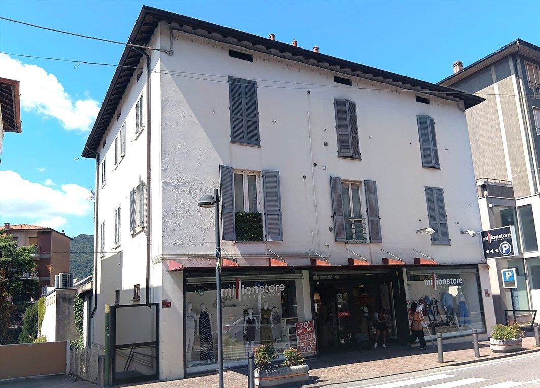 BILOCALE RISTRUTTURATO CON TERRAZZA IN CENTRO CALOLZIO