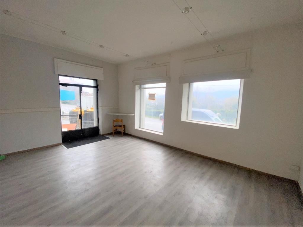 NEGOZIO CON VETRINE A LECCO Chiuso