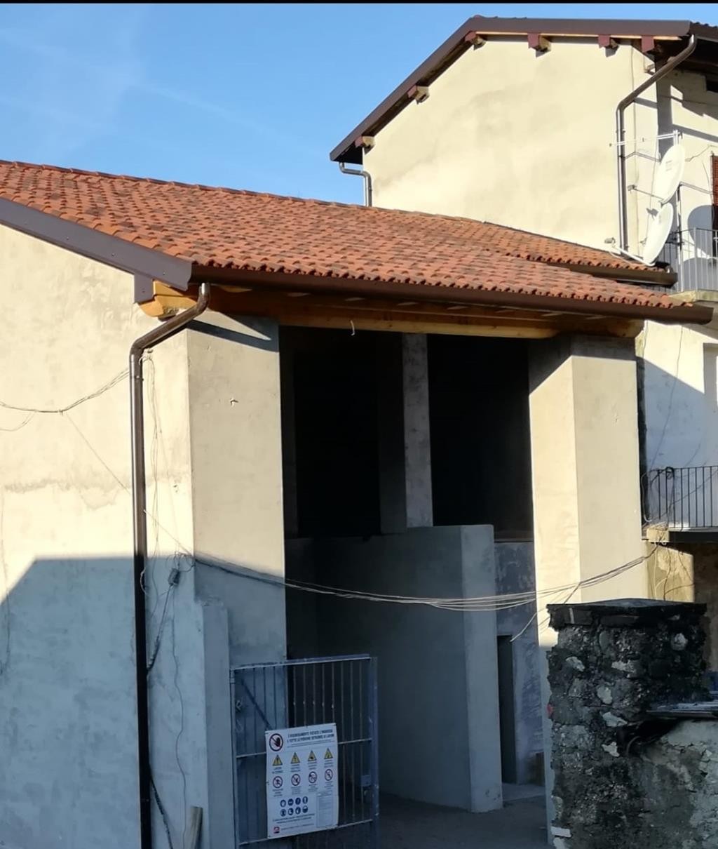 RUSTICO SU DUE LIVELLI A CALOLZIO Sala