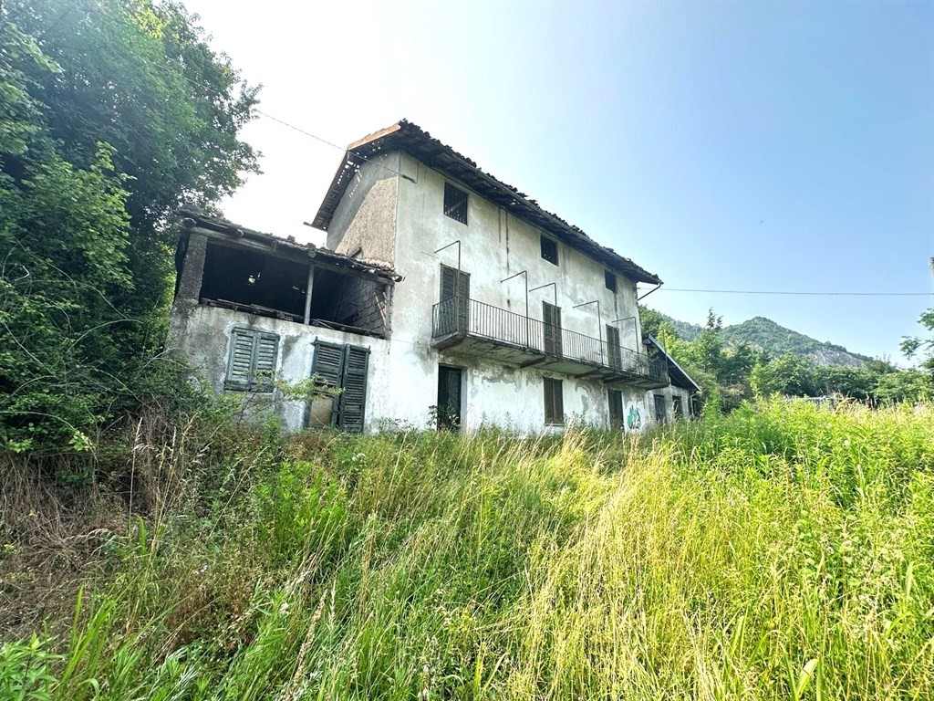 RUSTICO CON 4.500 MQ DI TERRENO A VALMADRERA