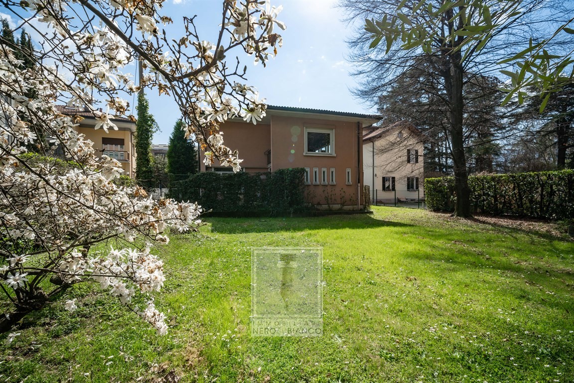 QUADRILOCALE CON GIARDINO DI 530 MQ A CALOLZIO Centro