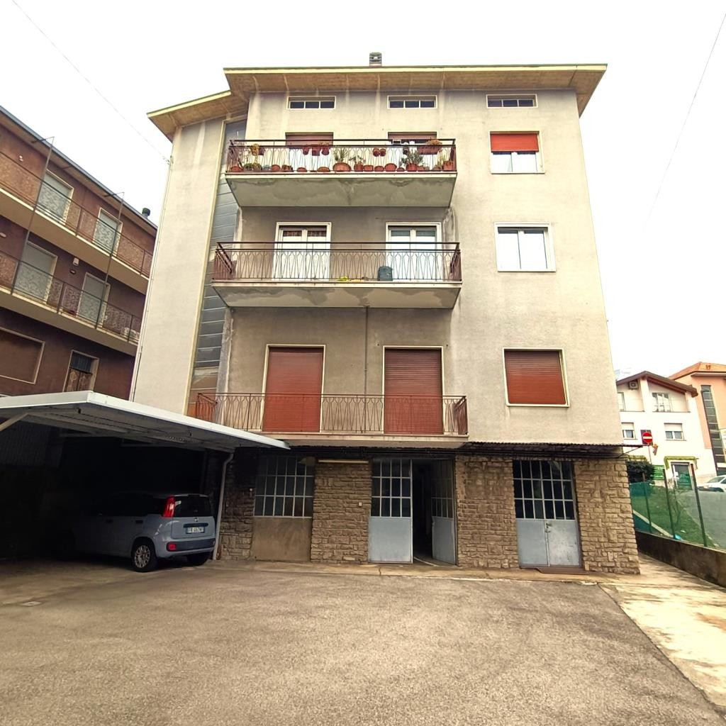 MAGAZZINO DI CIRCA 214 MQ A CALOLZIO Centro